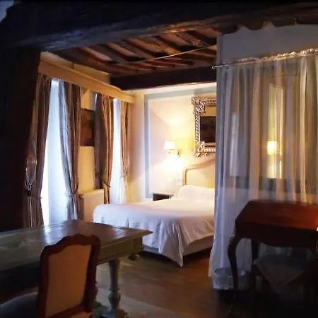 Hotel Les Degres De Notre Dame 2*