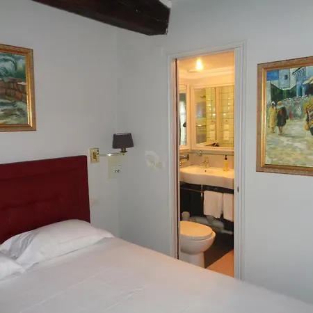 Hotel Les Degres De Notre Dame 2*