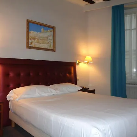 Hotel Les Degres De Notre Dame 2*
