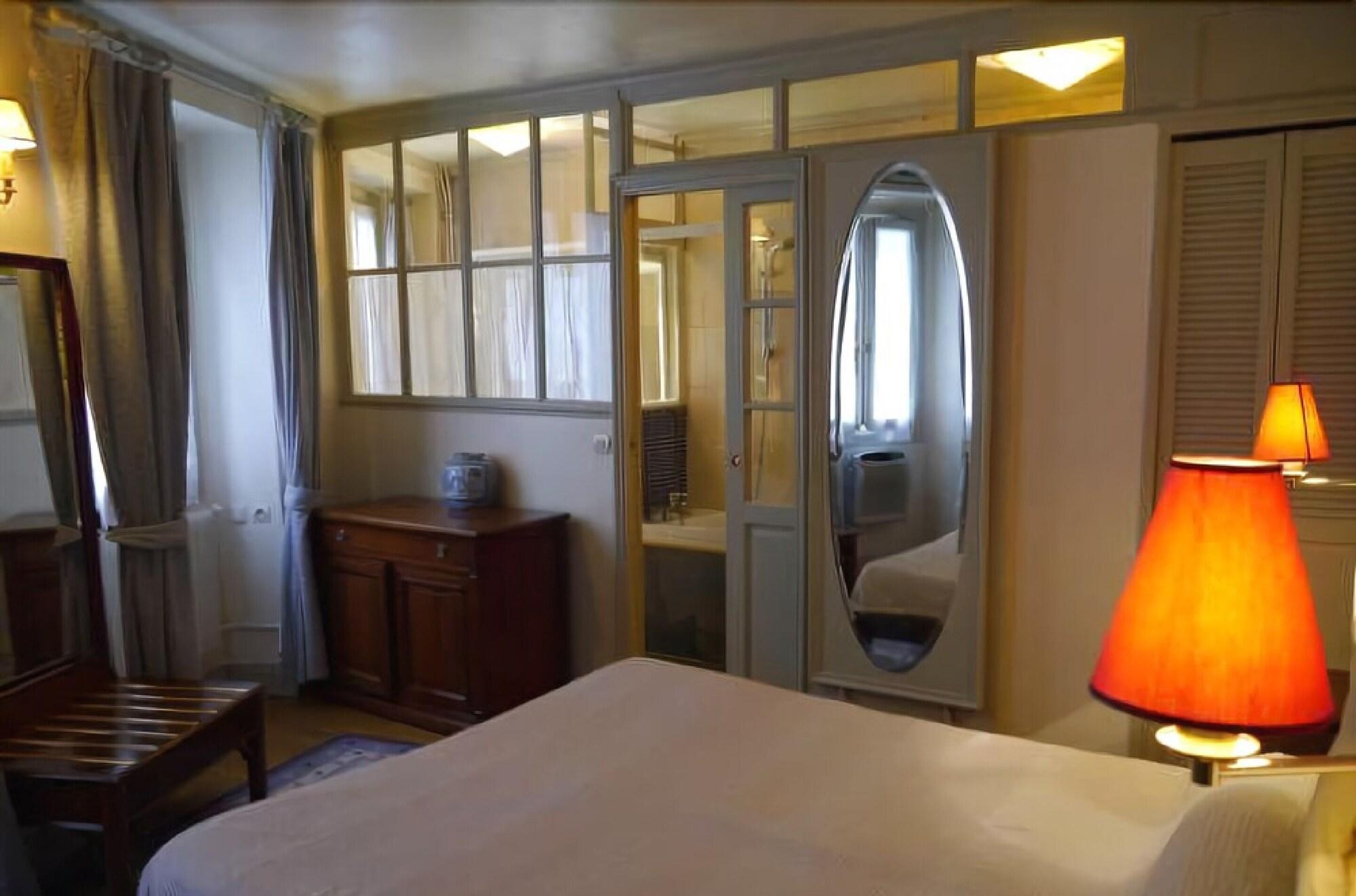 Hotel Les Degres De Notre Dame 2*