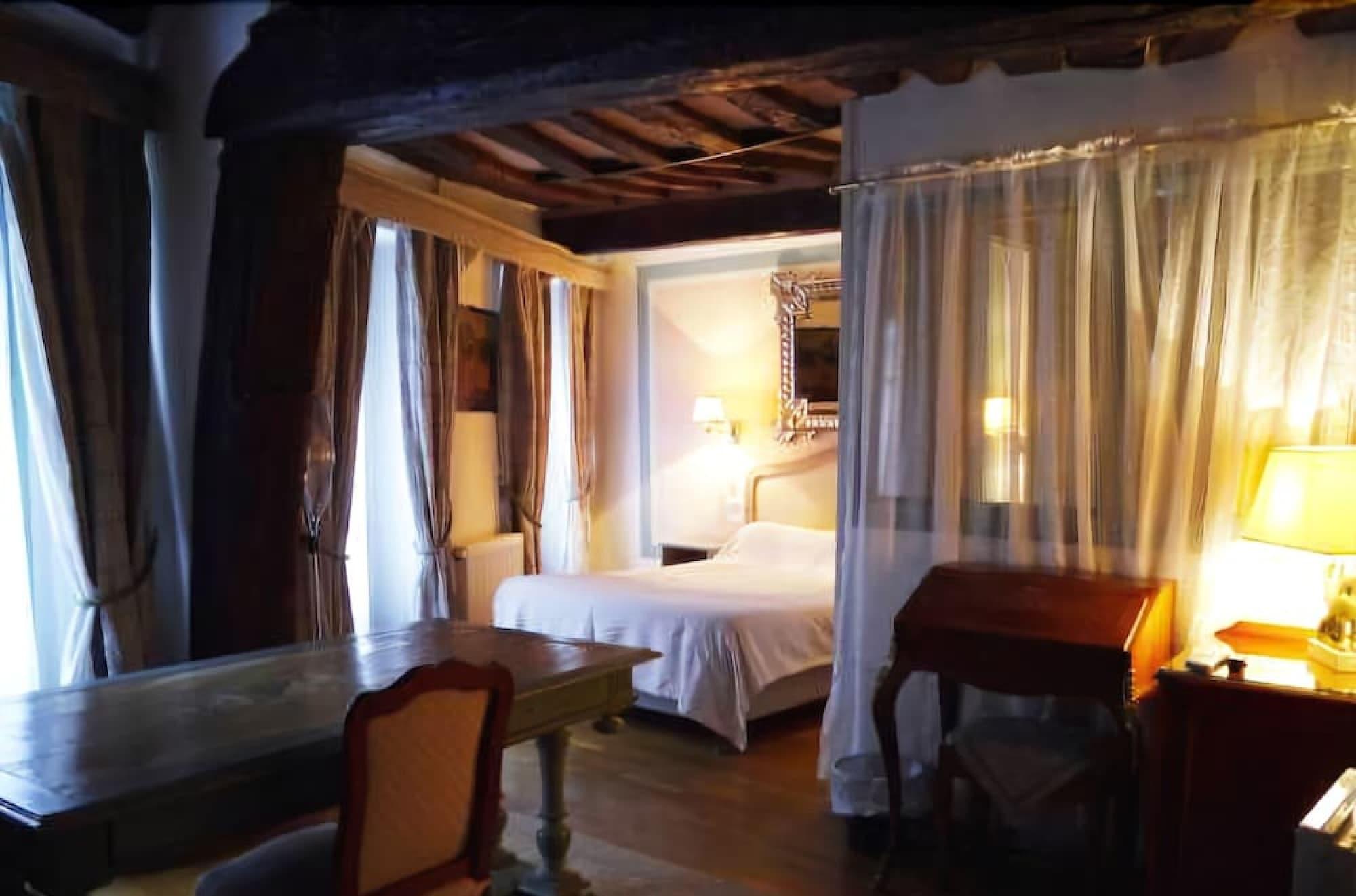 Hotel Les Degres De Notre Dame 2*