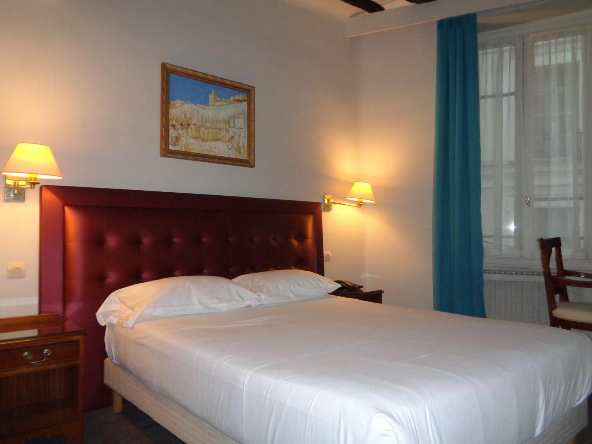 Hotel Les Degres De Notre Dame 2*